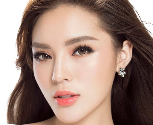 Hoa hậu Kỳ Duyên và bác sĩ Chiêm Quốc Thái về chia sẻ về nâng mũi