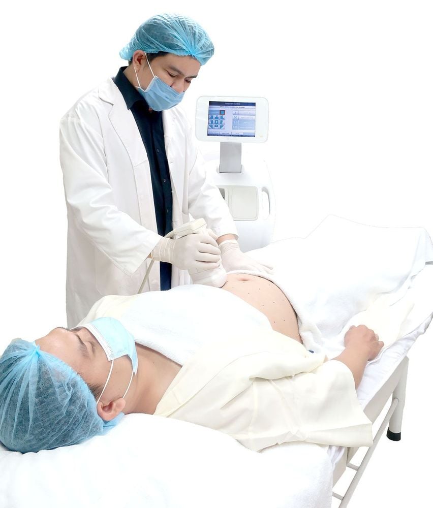 Hình ảnh Bác sĩ Chiêm Quốc Thái dùng đầu dò sóng siêu âmLiposonix làm tan mỡ bụng trong giảm mỡ không phẫu thuật Liposonix.