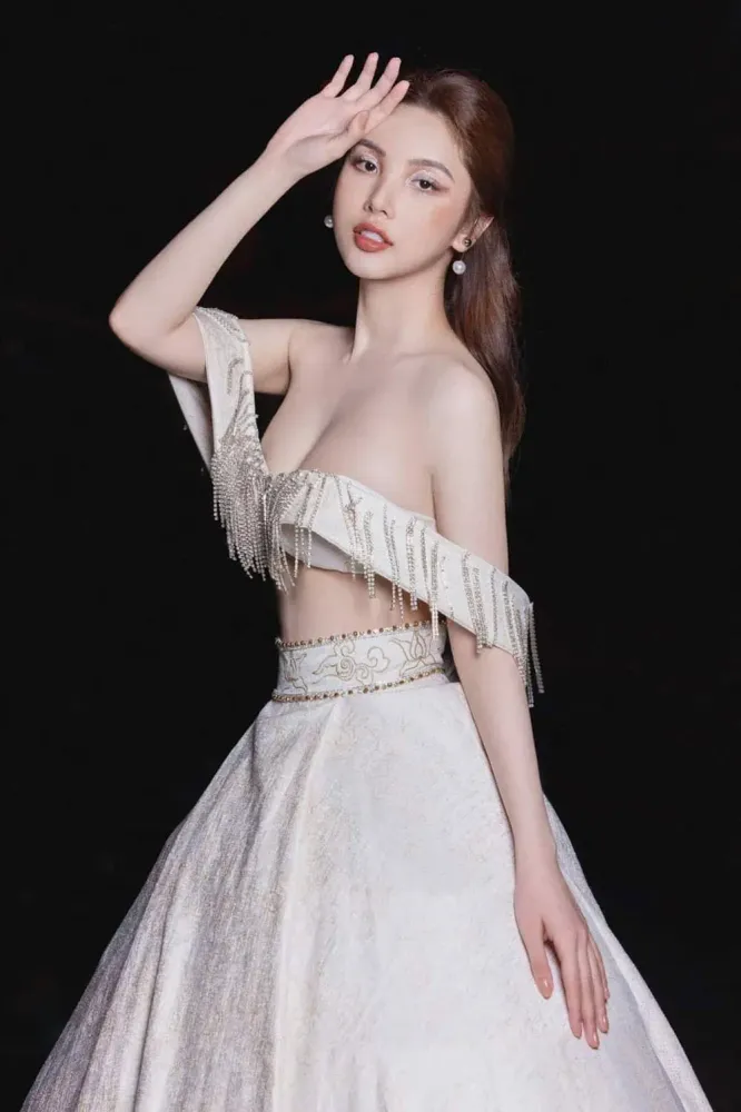Hoa hậu Mỹ Huyền trước sau nâng ngực và phẫu thuật thẩm mỹ toàn diện.
