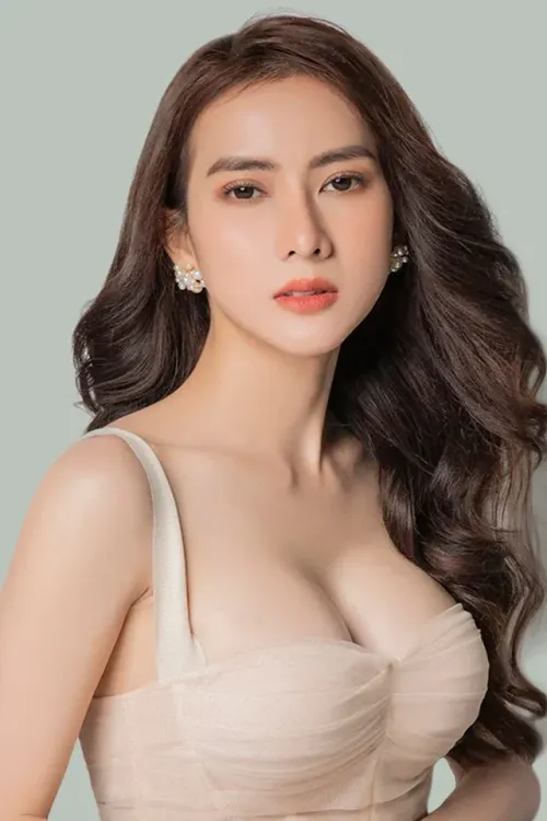 Thái Tuyết Trâm sau nâng ngực nội soi