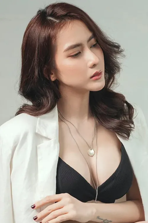 Thái Tuyết Trâm sau nâng ngực nội soi